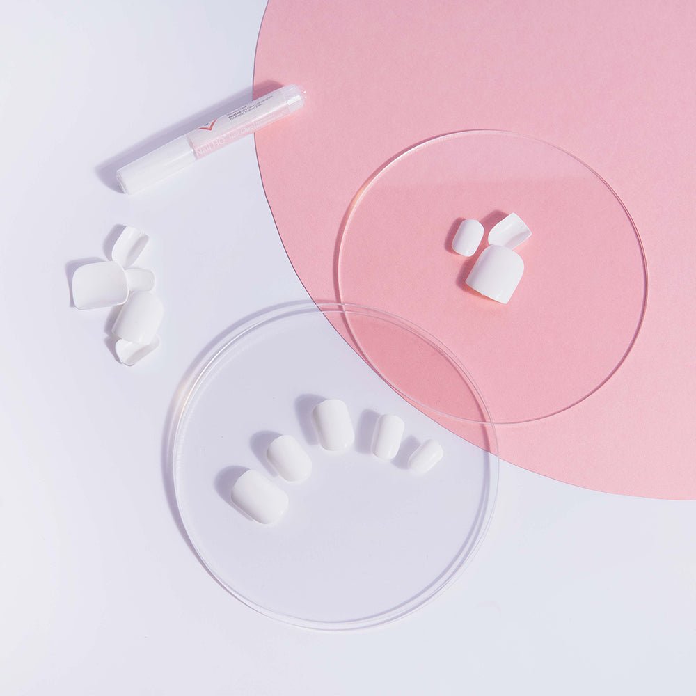 اظافر اكريليك ابيض سكوير اتش كيو