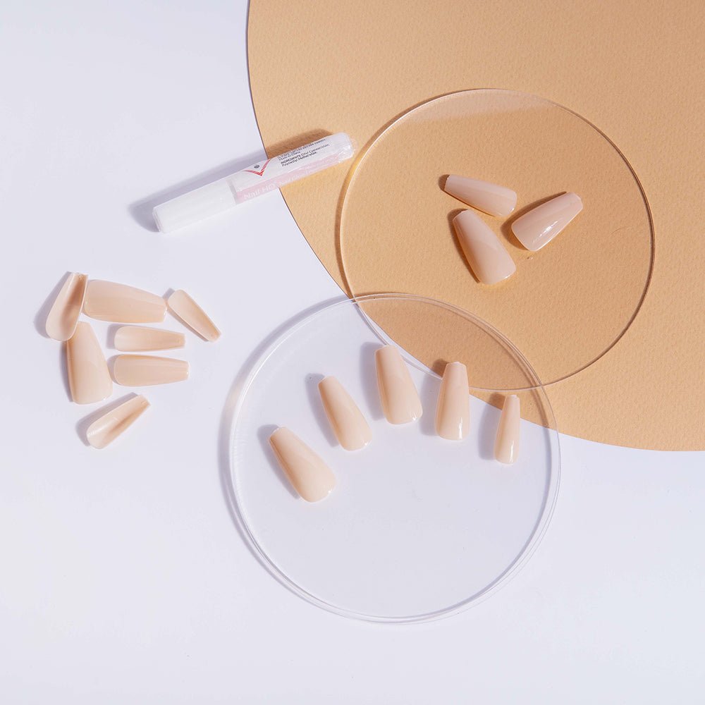 اظافر اكريليك طويلة كريمى اتش كيو